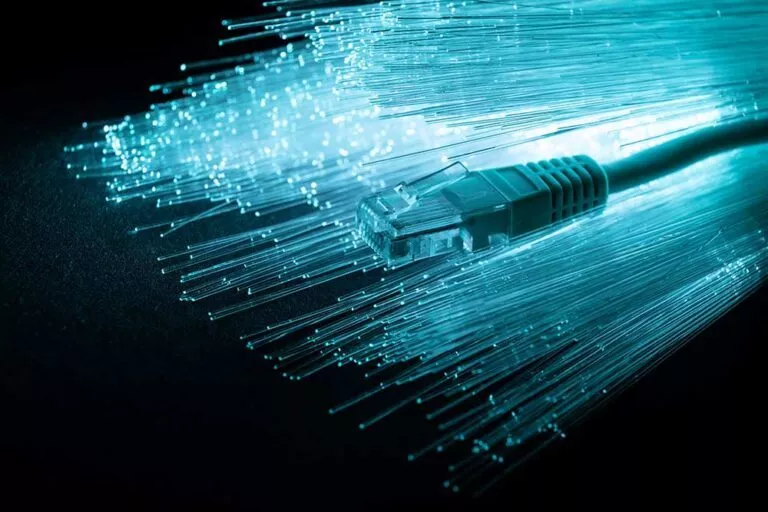 Por qué optar por la fibra óptica en el lugar de trabajo